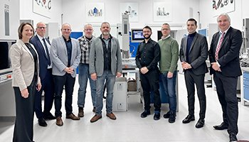 Besuch von Nicolas Zippelius und Wirtschaftsförderung Karlsbad: SONOTRONIC beeindruckt mit erfolgreichem Sondermaschinenbau und innovativer Ultraschalltechnologie
